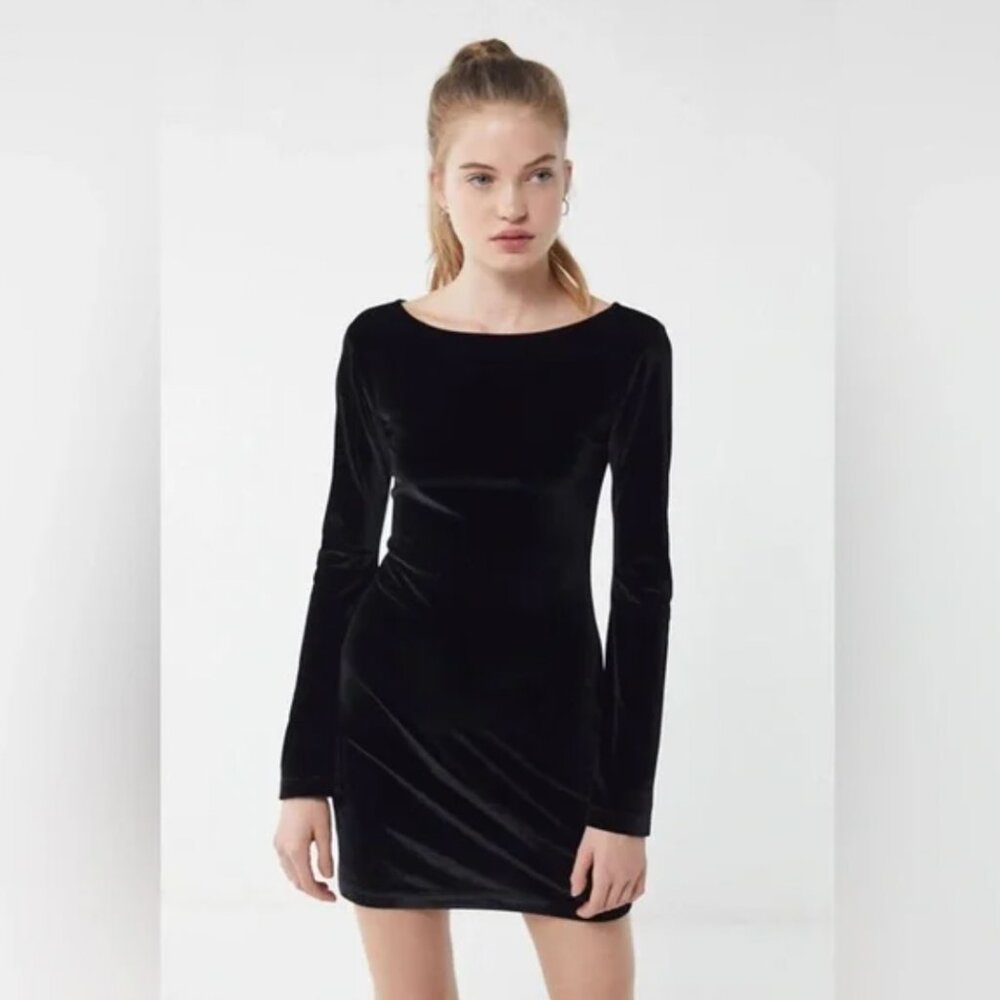 Urban outfitters velvet dress w/ bell sleeves 🖤